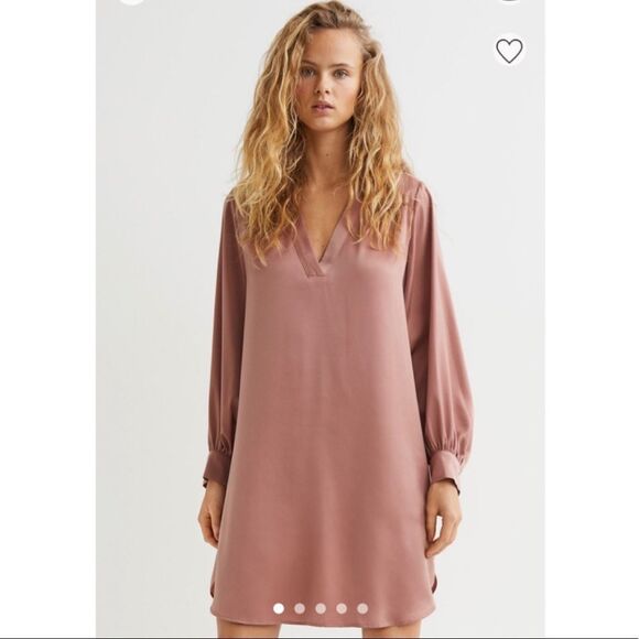 Relaxed- fit, knee- length tunic in satin. - Picture 2 of 9